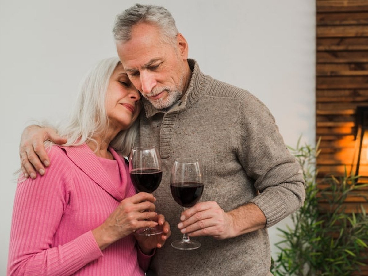 Seniorpar deler vin i en varm atmosfære