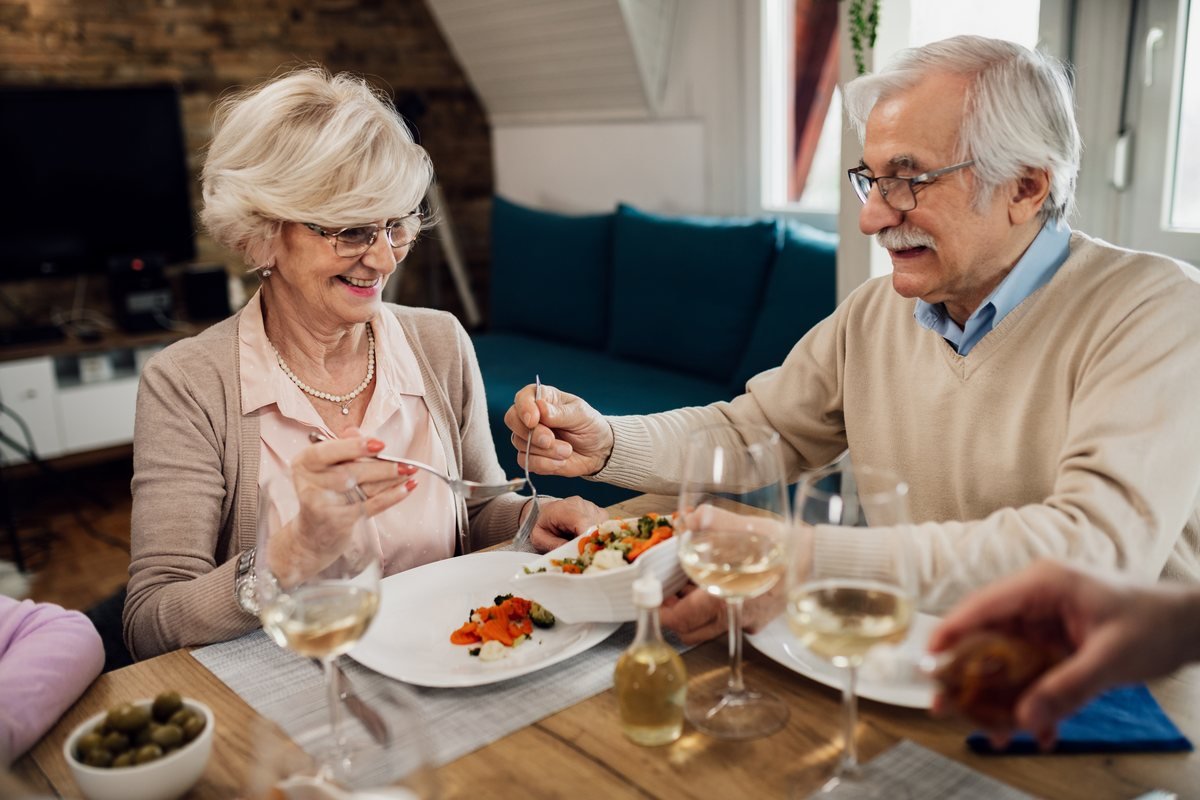Seniorpar nyder en rolig frokostaftale